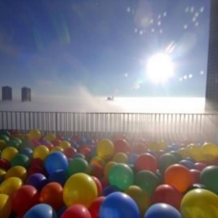 Piscina de bolinhas de frente à um espaço vazio no céu